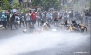 लकडाउन उल्लङ्घन गरी प्रदर्शन गर्नेलाई पानीको फोहरा