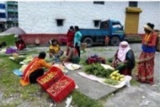 चर्को गर्मिको बावजुट सडकको छेउमा बसेर तरकारी व्यापार गर्दै पोखराका महिला ब्यापारी