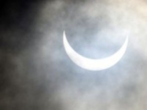 महाकालीको किनारबाट हेर्दा यस्तो देखियो सूर्यग्रहण