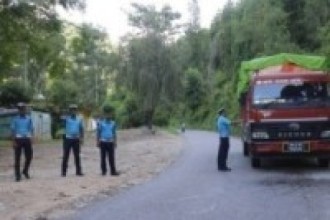 सवारी साधन जाँच गर्दै ट्राफिक प्रहरी