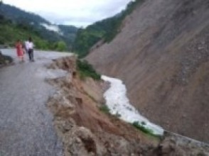 द्वारीमा सडक भासिदा साँफे –मार्तडी सडकखण्ड अवरुद्ध