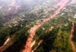 लमजुङ : पहिराले २७ घर विस्थापित