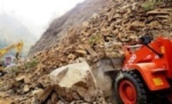 चट्टान फोर्दै पहिरो पन्छाउँदै