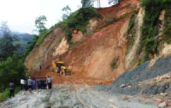 लोकमार्गको पहिरो पन्छाइँदै   