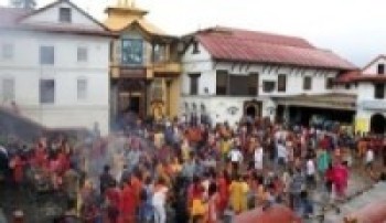 साउनको अन्तिम सोमबार : दुई लाख भक्तजनले गरे पशुपतिनाथमा दर्शन