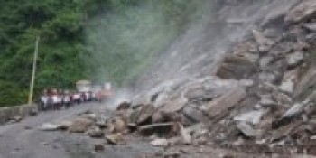 त्रिभुवन राजपथको बाह्र घुम्तीमा पहिरो, हेटौँडा– काठमाडौँ यातायात अवरुद्ध   