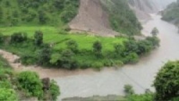 बूढीगङ्गाले झोलुङ्गे पुल बगाउँदा गाउँ सम्पर्कविहीन  