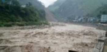 महाकालीमा पानीको सतहबारे स्वचालित यन्त्रले जानकारी दिँदै