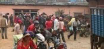 कोरोनाको बेवास्ता गर्दै मल किन्न लाइनमा