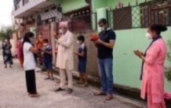 कोरोना सङ्क्रमणमुक्त परिवारलाई पुष्पगुच्छासहित सम्मान