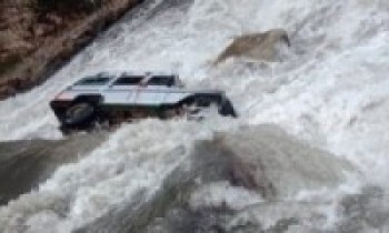 गुल्मीमा खोलाले जीप बगायो   