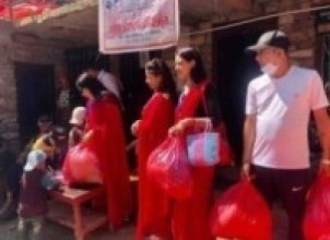 जनजागरण आमा समूहद्धारा बाग्लुङ्गंको ढोरपाटनका बाढी पीडितलाई राहत बितरण