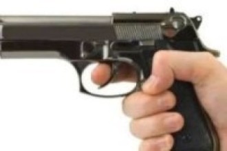 पेस्तोल र वन्यजन्तु सामग्रीसहित एक पक्राउ