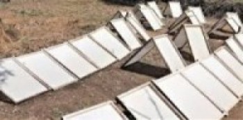 द्वन्द्व पीडित महिला नेपाली कागज बनाउँदै