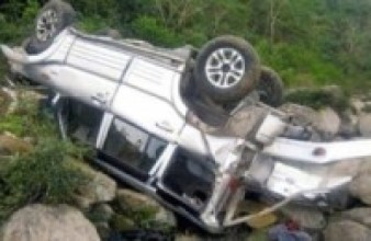 ओखलढुङ्गा : तीर्थयात्री बोकेको बोलेरो दुर्घटना - तीनजनाको मृत्यु, १४ घाइते