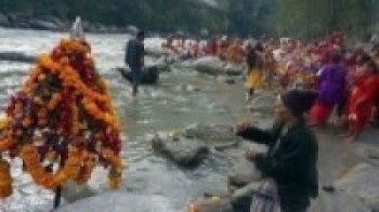 सन्दर्भ हरिशयनी एकादशीः कालीगण्डकीमा स्नान गर्नेको भीड