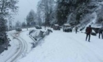 सिमभञ्ज्याङमा हिउँ : हेटौँडा–काठमाडौँतर्फको यातायात अवरुद्ध   