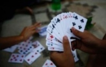 हारेको झोंकमा सुराकी लगाईदिँदा काभ्रेमा जुवातास खेलिरहेको अवस्थामा ८ जना पक्राउ !