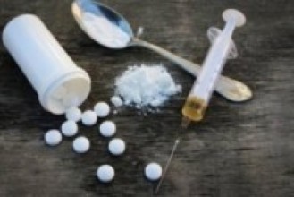 लागुऔषध सहित युवा पक्राउ   