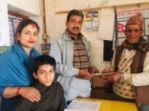 समाजसेवी पराजुलीद्वारा स्वर्गीय आमाको सम्झनामा अक्षयकोष स्थापनार्थ आर्थिक सहयोग