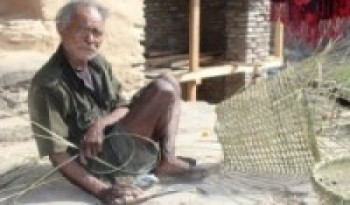 डोको बुन्दै वृद्ध