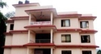 सङ्क्रमितको घरमै पुगेर निःशुल्क सेवा दिँदै खड्का   