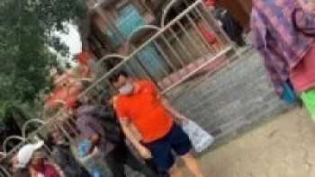 कांग्रेस नेता तथा समाजसेवीहरु द्वारा मन्दिर परिसरमा दैनिक खाना खुवाउदै