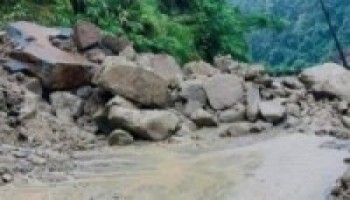 हेलम्बु राजमार्ग अवरुद्ध  