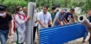 लोकगीत प्रतिष्ठानद्वारा बाढीपीडितलाई टिन हस्तान्तरण   