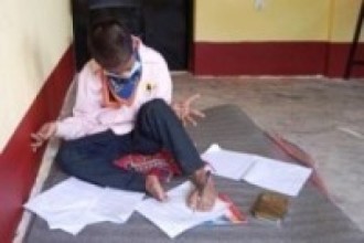 खुट्टाले लेखेर कक्षा ११ को परीक्षामा सामेल हुँदै ‘याम’  