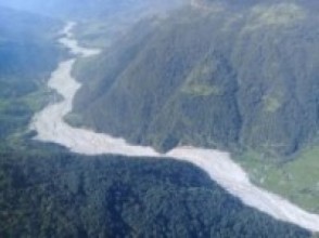 बगिरहेको छ हेलम्बुको पहाड   