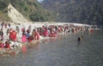 भक्तजनद्वारा कालीगण्डकीमा स्नान   