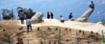 देवीस्थानमा पर्यटक : चुच्चे ढुङ्गामा सेल्फीदेखि घोडचडी र पिङको मज्जा लिन पाइने