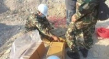 बम विस्फोट गरेर सडक सञ्चालन गरिँदै  