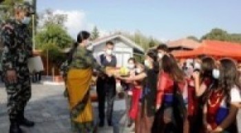 राष्ट्रपति कार्यालयको आँगनमा देउसीभैलो   