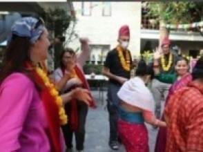 नेपालमा रहेका पर्यटकको निधारमा सप्तरंगी टीका