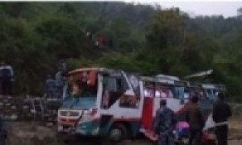 धादिङको कालुपाण्डेमा बस दुर्घटना ३५ घाइते : बसमा चेपिएको अवस्थामा समेत उद्धार