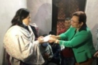 ऊर्जामन्त्री भुसालद्वारा आगलागीबाट पीडित परिवारलाई आर्थिक सहयोग  