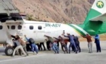 यात्रुले नै जहाज धकेलेपछि.......   