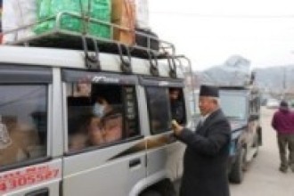नमोबुद्ध नगरपालिकाद्वारा वीपी राजमार्गमा फोहोर फाल्ने सवारी साधन र यात्रुलाई कार्वाही गर्ने