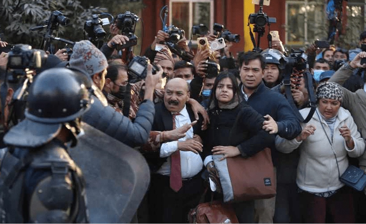 प्रधानमन्त्री ओली र अर्थमन्त्री पौडेललाई भविष्यमा सार्वजनिक पद धारणका लागि अयोग्य घोषित गर्न माग