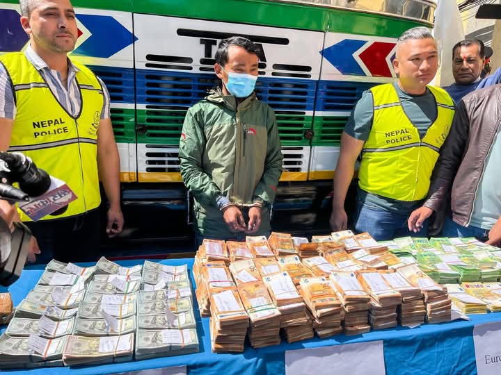 २५ करोड १ लाख ६० हजार रुपैयाँको यूरो र अमेरिकी डलर बोकेर केरुङतर्फ जाँदै थिए कुसाङ