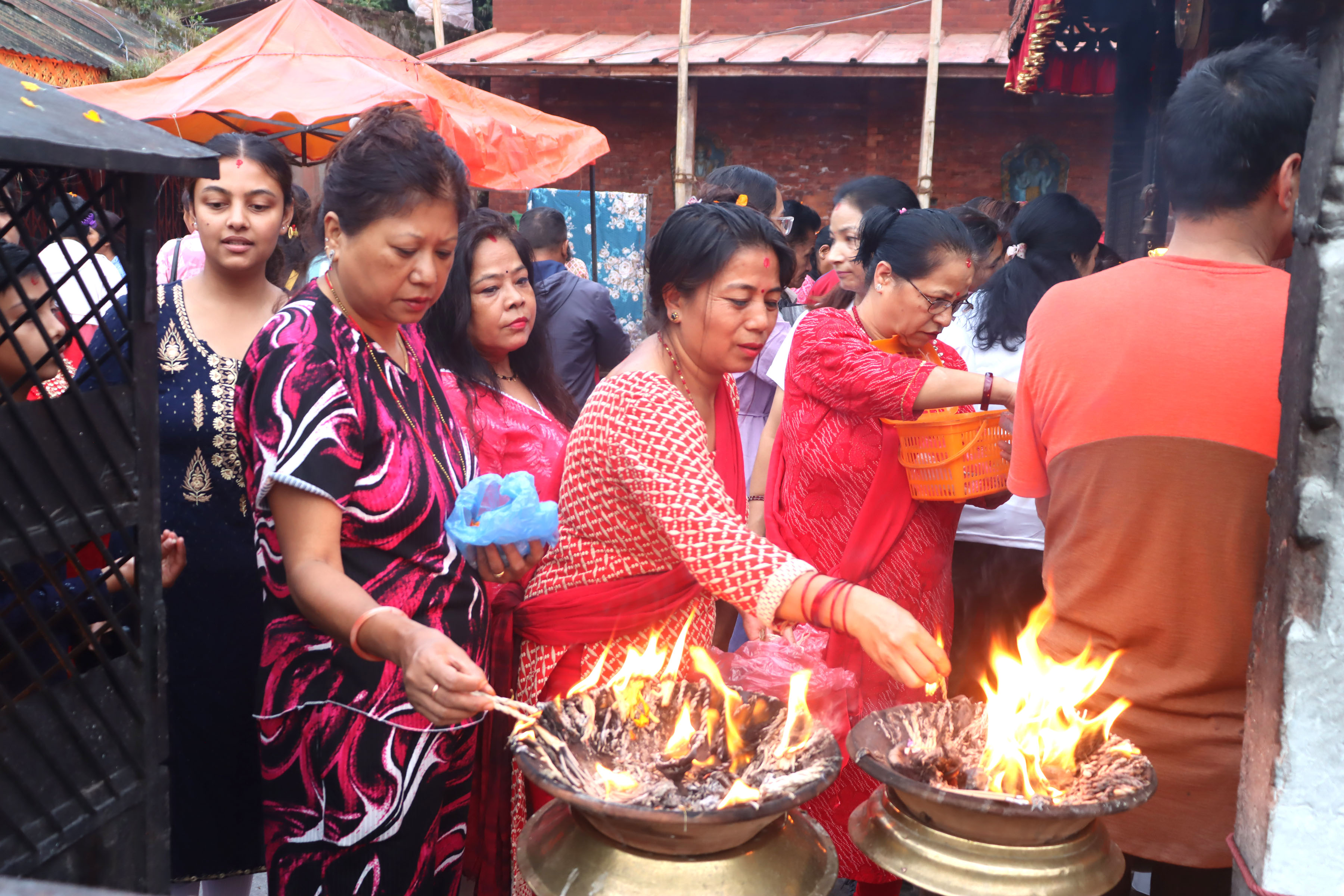 शक्तिपीठमा दर्शनार्थीकोे घुइँचो