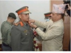 सशस्त्र प्रहरी महानिरीक्षकमा केसी, आजै दज्र्यानी चिह्न प्रदान