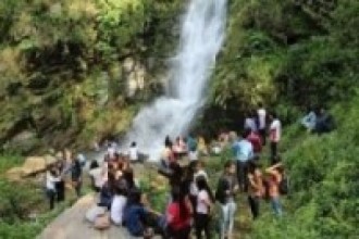 पर्यटकलाई आकर्षित गर्दै गाईखुरे झरना