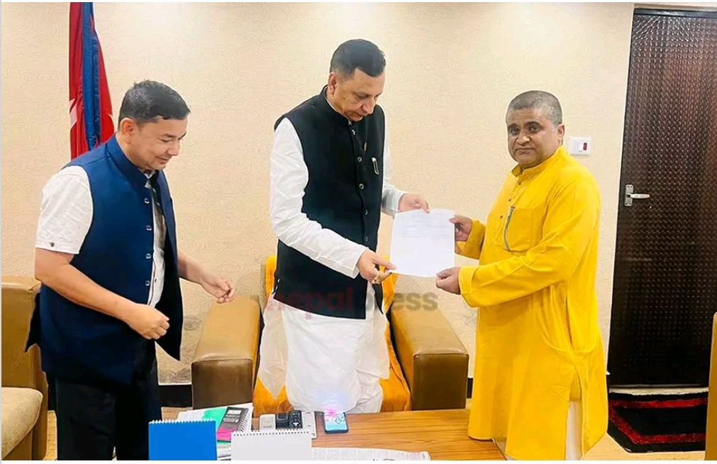 मधेश सरकारबाट बाहिरियो माओवादी, एमालेका मन्त्री राजीनामा दिने तयारीमा