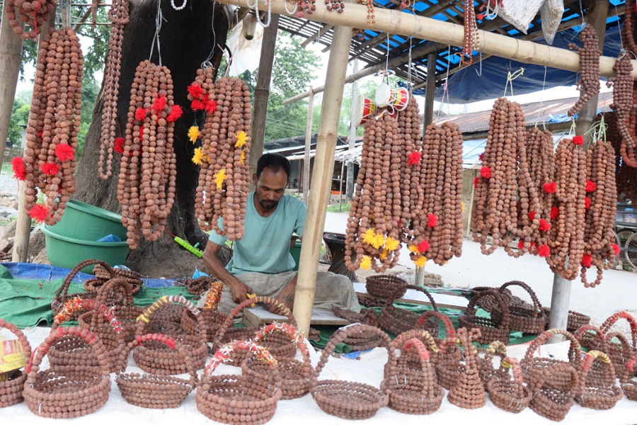 ‘विदेशमा दुःख गर्नुभन्दा रुद्राक्षका सामग्री बनाएर बिक्री गर्न सजिलो’