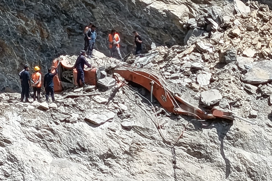 सडक खन्ने क्रममा पहिरोमा पुरिएर एक्साभेटर चालकको मृत्यु