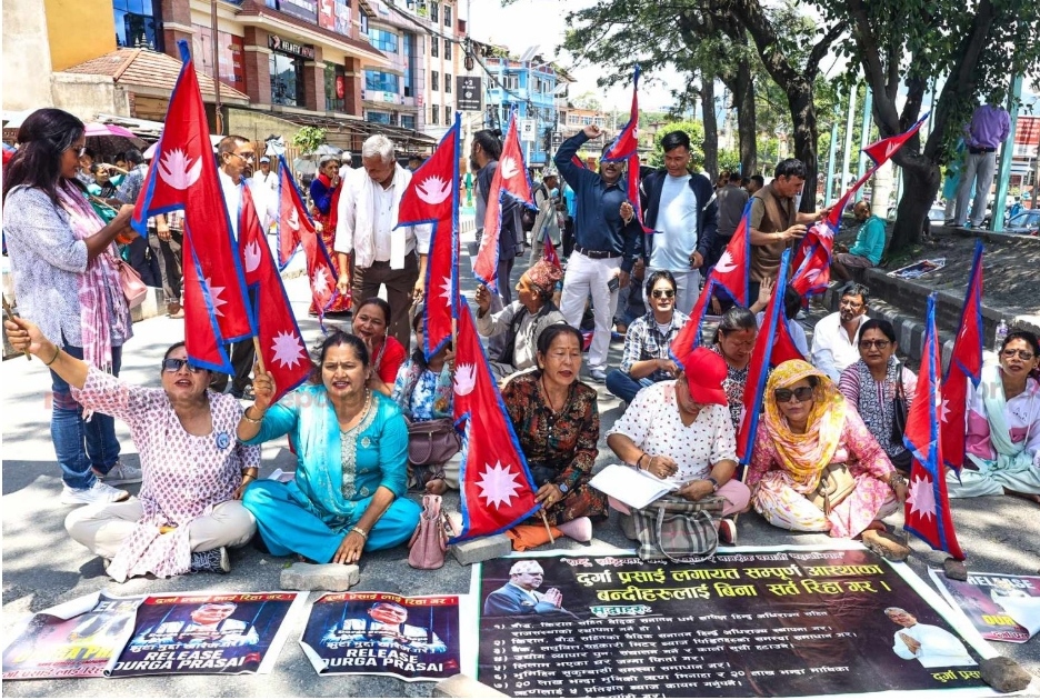 दुर्गा प्रसाईँलाई छाड्न माग गर्दै माइतीघरमा समर्थकको प्रदर्शन