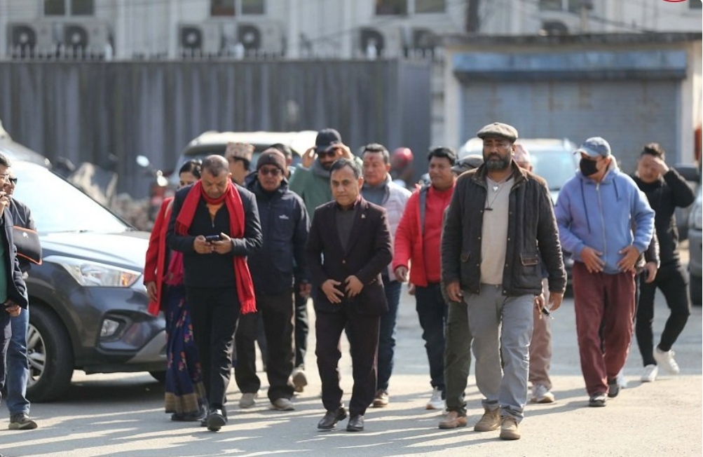 आधिकारिकताको दाबी गर्न सभापति गगन थापा र पदाधिकारी निर्वाचन आयोगमा